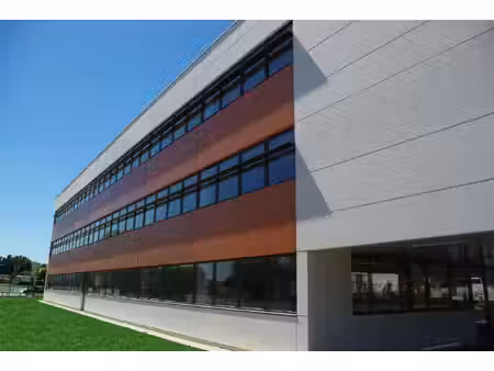 location local professionnel 2 003m²