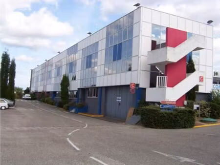 location local professionnel 271m²