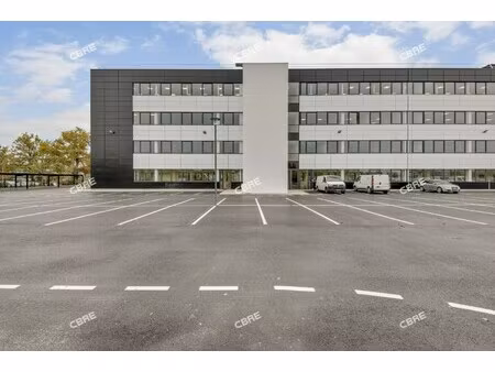 location local professionnel 2 776m²