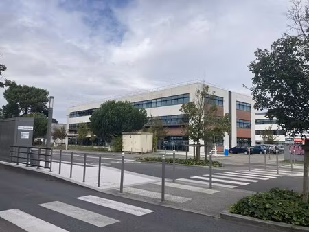 location local professionnel 1 378m²