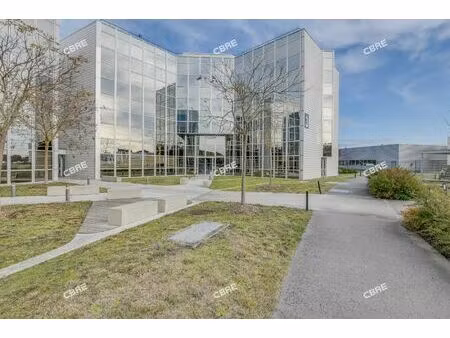 location local professionnel 3 092m²