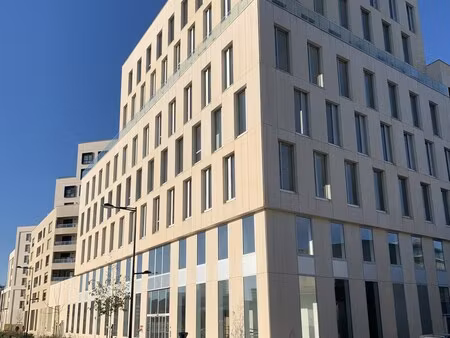 location local professionnel 3 037m²