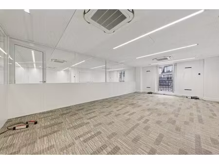 location local professionnel 1 830m²