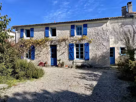 maison charentaise avec jardin et dépendances