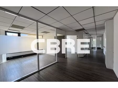 location local professionnel 127m²