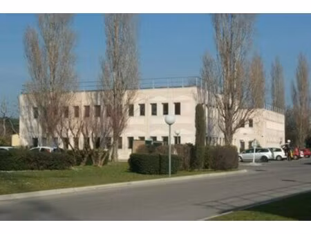 location local professionnel 83m²