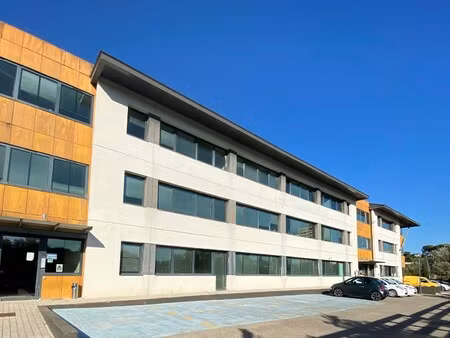 location local professionnel 730m²