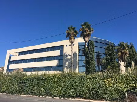 location local professionnel 689m²