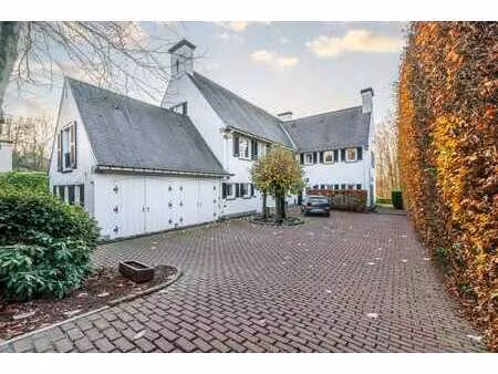 villa d'exception avec piscine et aménagements raffinés