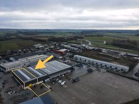 hall de stockage - atelier idéalement situé avec parking !