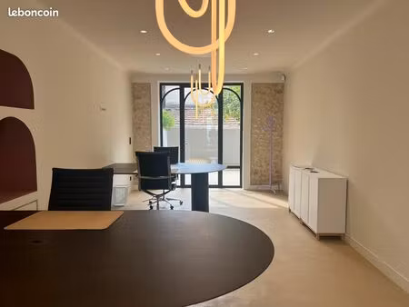 à louer : bureau professionnel privatif de  entièrement meublé et équipé  situé dans un es