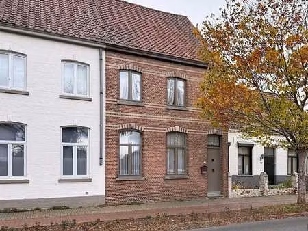 ruime gezinswoning met grote garage en lange oprit in dud...