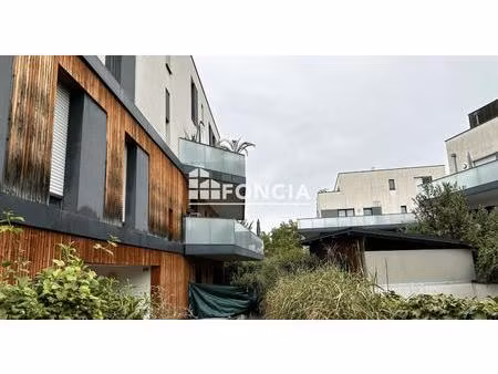 2 pièces - terrasse - immeuble récent - garage - cave-loué