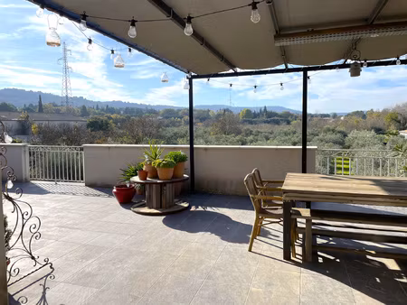 propriété d'environ 360m2 avec atelier et jardin