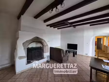 ferme rénovée proche village.