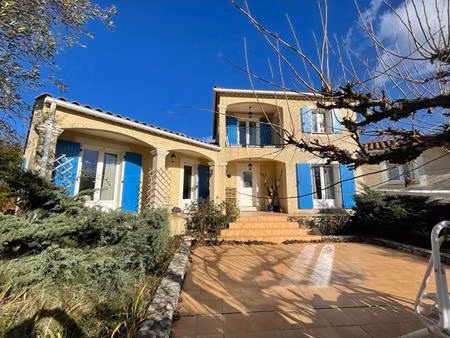 villa traditionnelle de 2005 composée 4 chambres double garage terrain 3040 m2 constructib