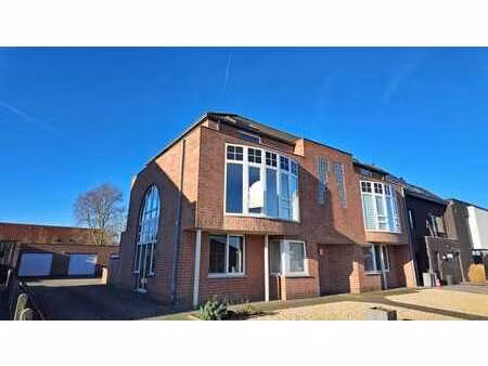 ruime en lichtrijke duplex op een rustige locatie in bass...