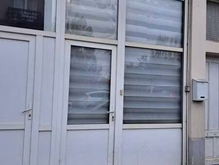 rez-de-chaussée commercial à vendre.