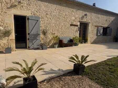 domaine avec charmante demeure  nombreuses dépendances en pierre et 25 hectares 