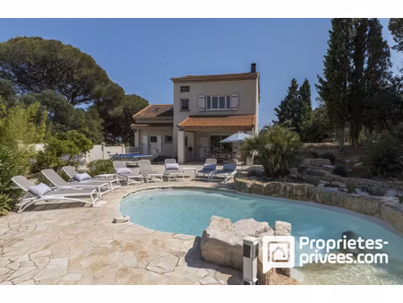 villa avec jardin  garage  piscine et dépendance à sainte maxime
