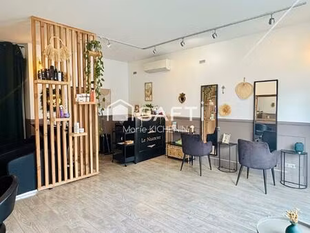 salon visible  équipé  clientèle fidèle