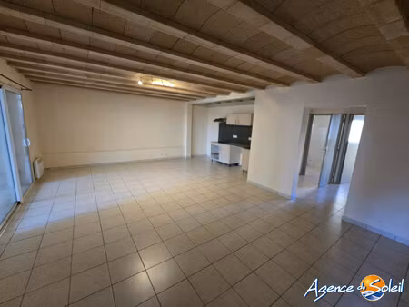 agréable t3 dans une cour d'un domaine viticole