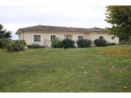 belle maison moderne de plain-pied  trois chambres  3 garage