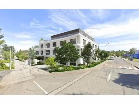 location local professionnel 2 058m²