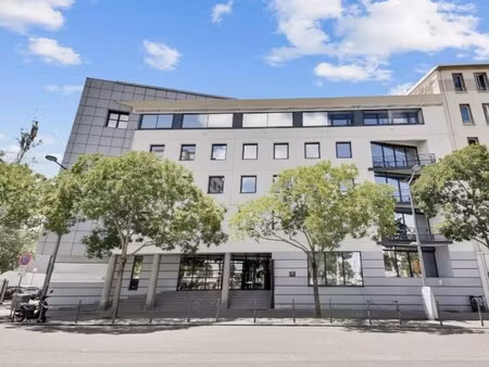 location local professionnel 3 047m²