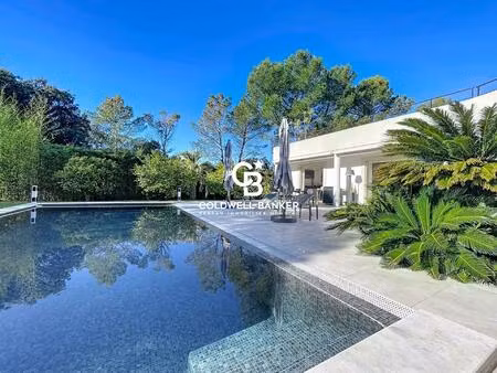 villa contemporaine avec piscine en bordure du massif de l'esterel