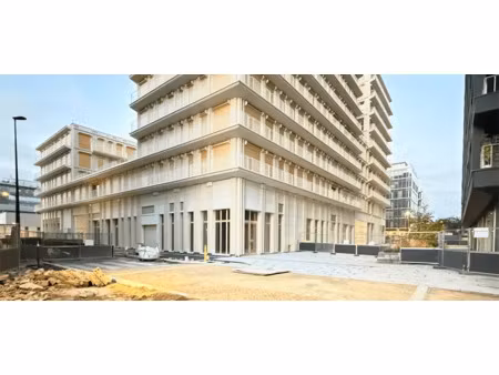 local de 53m2 + zone de livraison de 24m2 à louer sur paris 13e