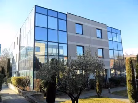 location local professionnel 144m²