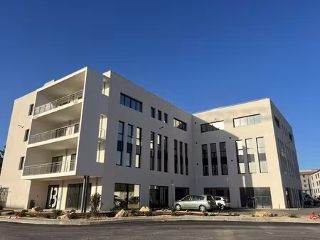 location local professionnel 349m²