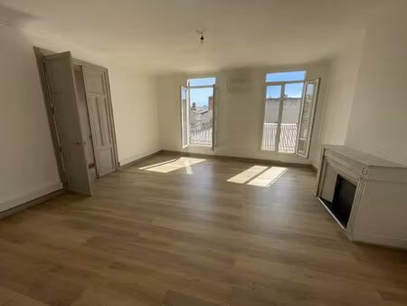 location local professionnel 164m²