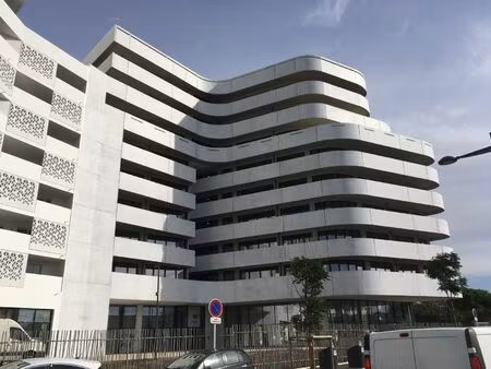 location local professionnel 2 147m²