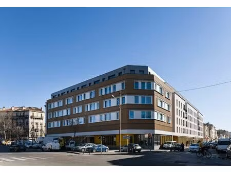 location local professionnel 611m²