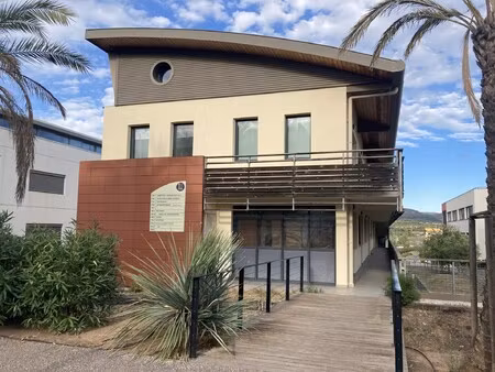 location local professionnel 66m²