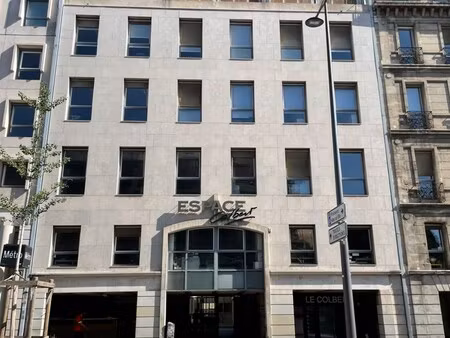 location local professionnel 2 358m²