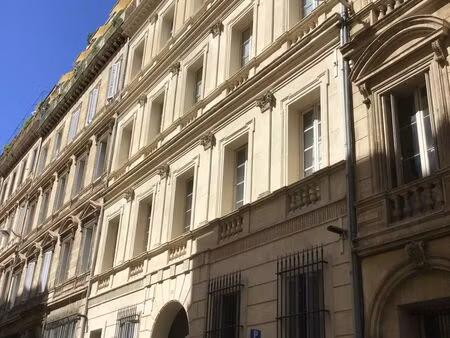 location local professionnel 1 555m²