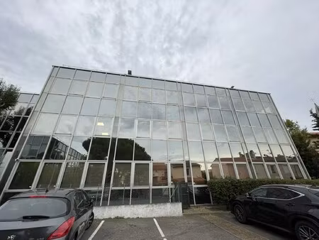 location local professionnel 212m²