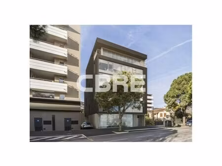 location local professionnel 904m²