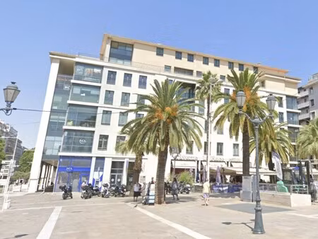 location local professionnel 258m²