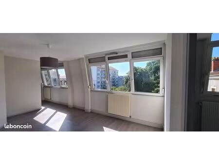 f2 type atelier d’artiste 44 m2 – parking – proche universités