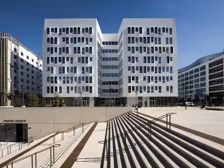 location local professionnel 358m²