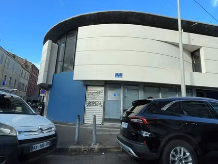 location local professionnel 151m²