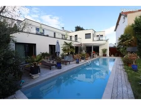 maison 7 pièces 275 m²