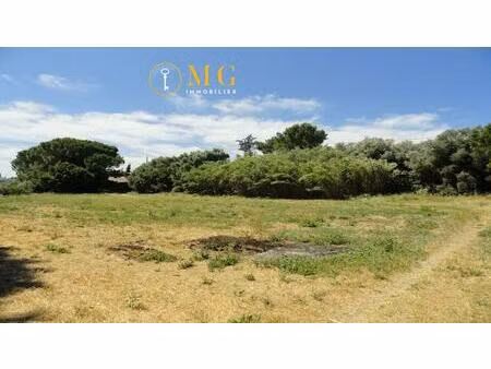 terrain 1 074 m2 dont 664 m2 constructibles à saint-gilles