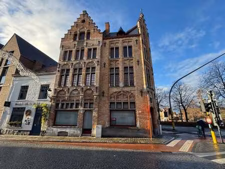 handelszaak met bovenliggende woonst