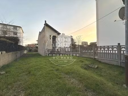 terrain constructible viabilisé de 598 m²