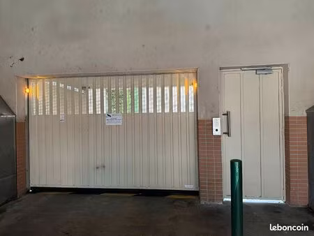 garage fermé sécurisé - hôtel des regions